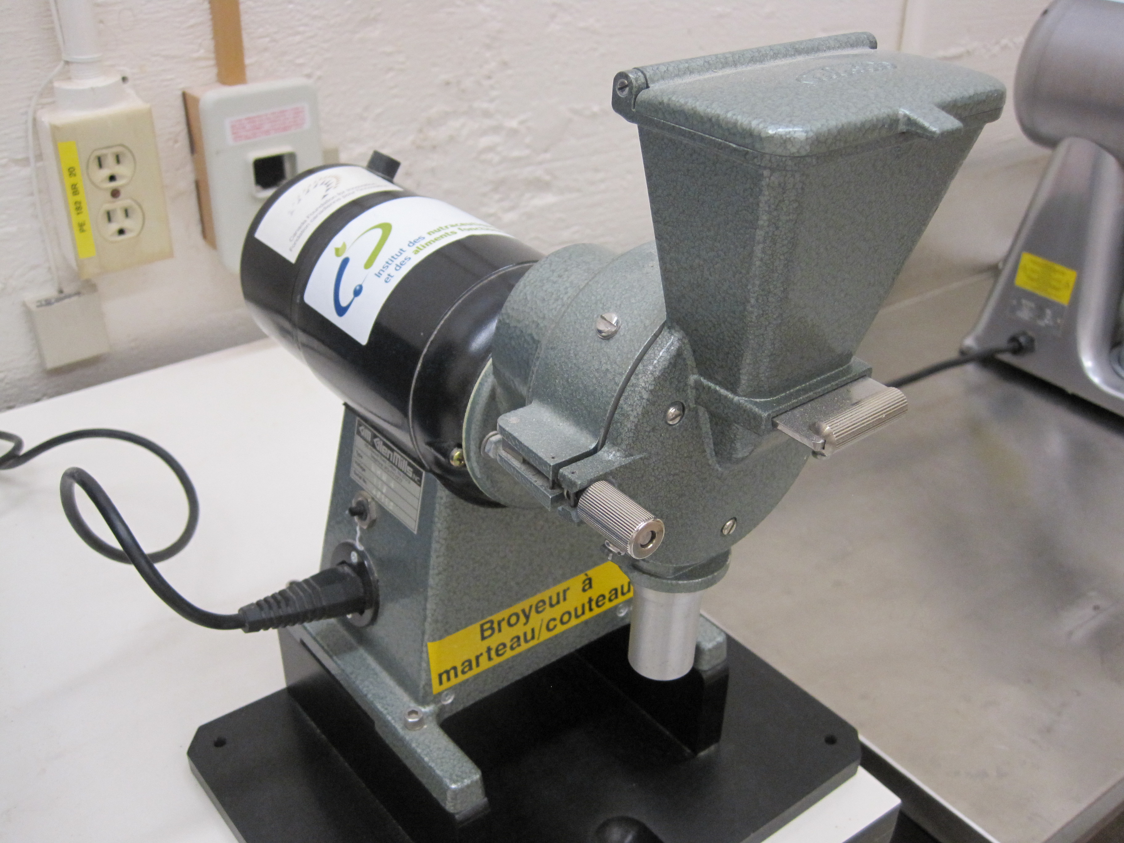 Picture of the equipment :  MICRO HAMMER-CUTTER MILL
