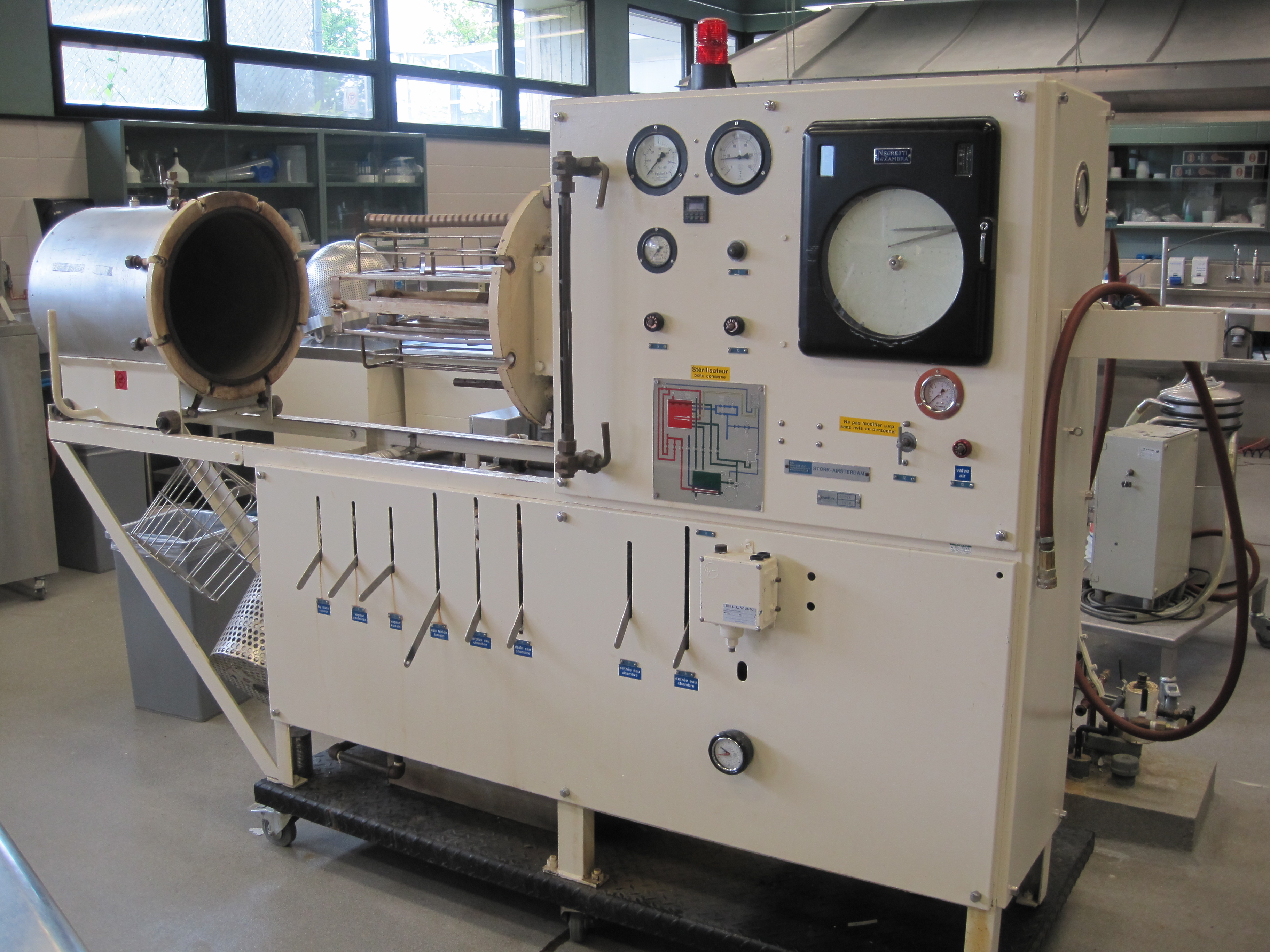Picture of the equipment :  CANS STERILIZER