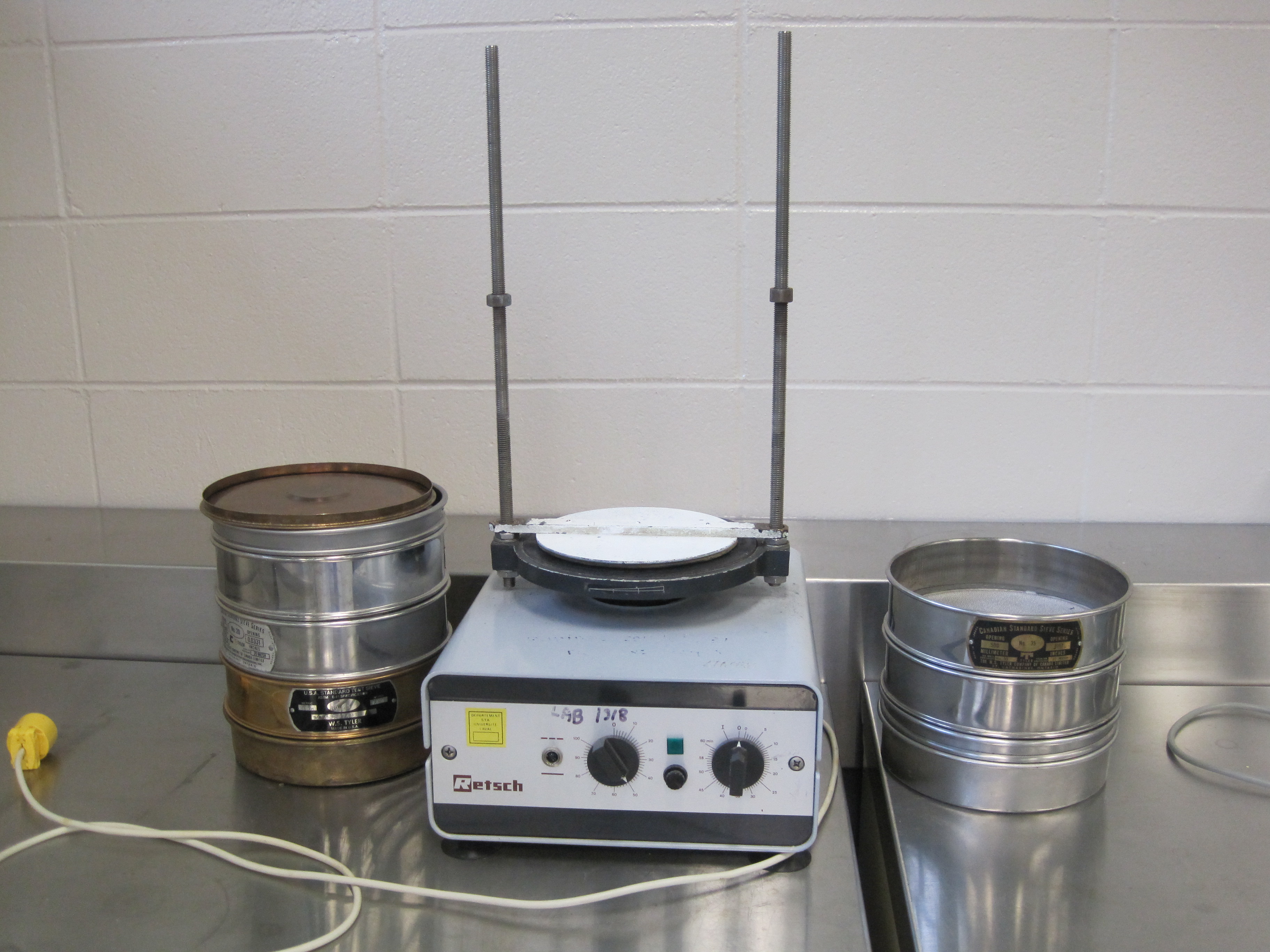Picture of the equipment :  VIBRATING SIEVE
