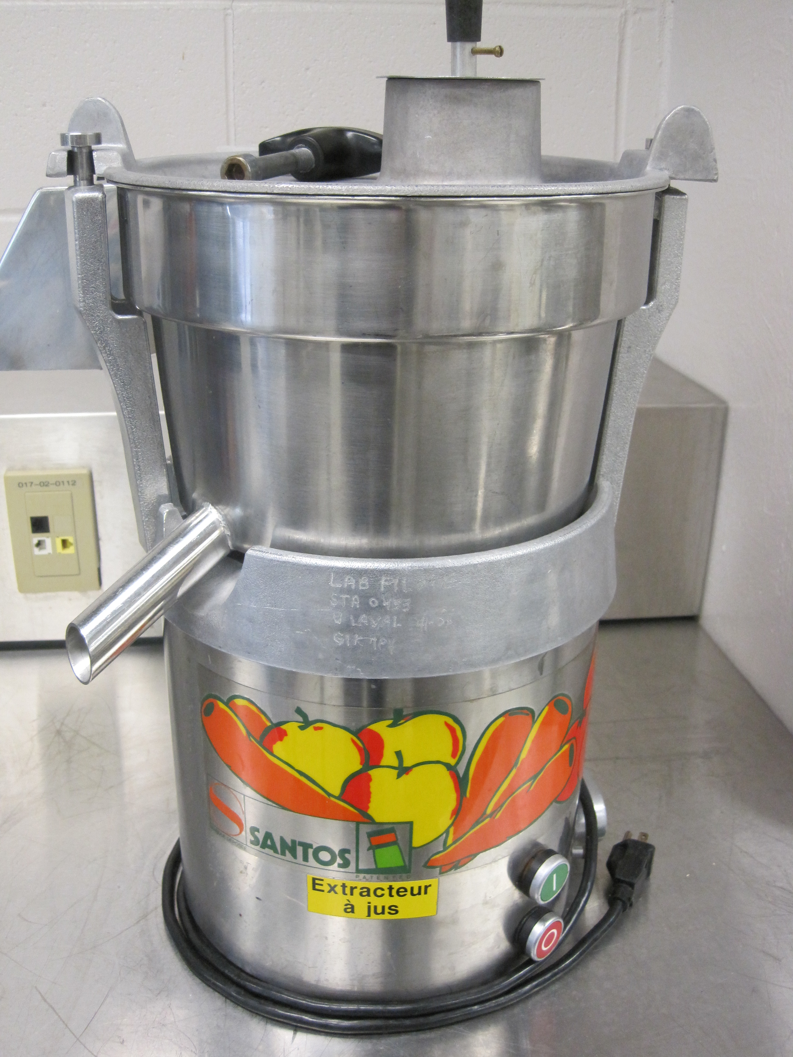 Picture of the equipment :  JUICE EXTRACTOR